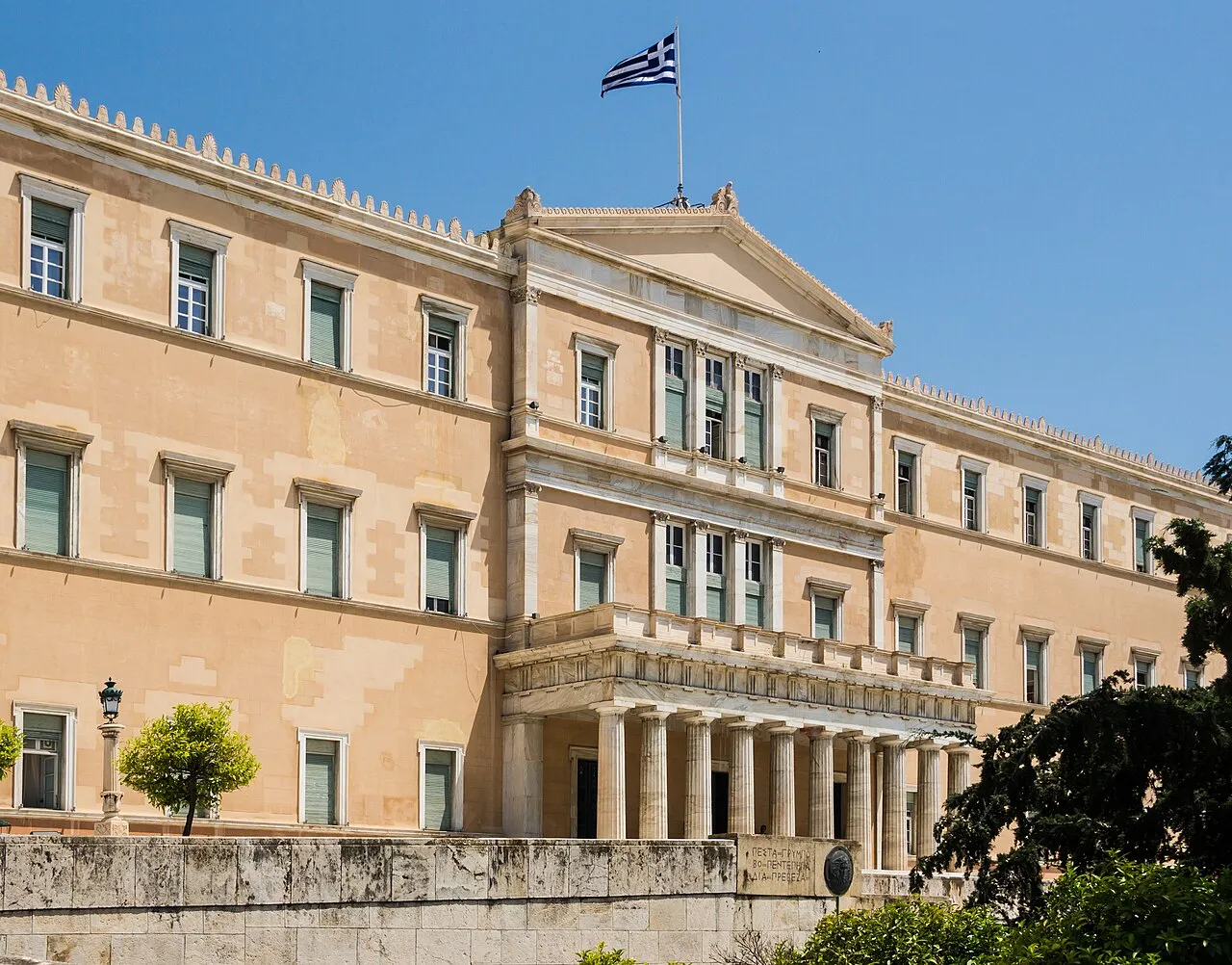 Detail van de voorgevel van het Griekse parlementsgebouw in Athene, waar het wetsvoorstel is ingediend.