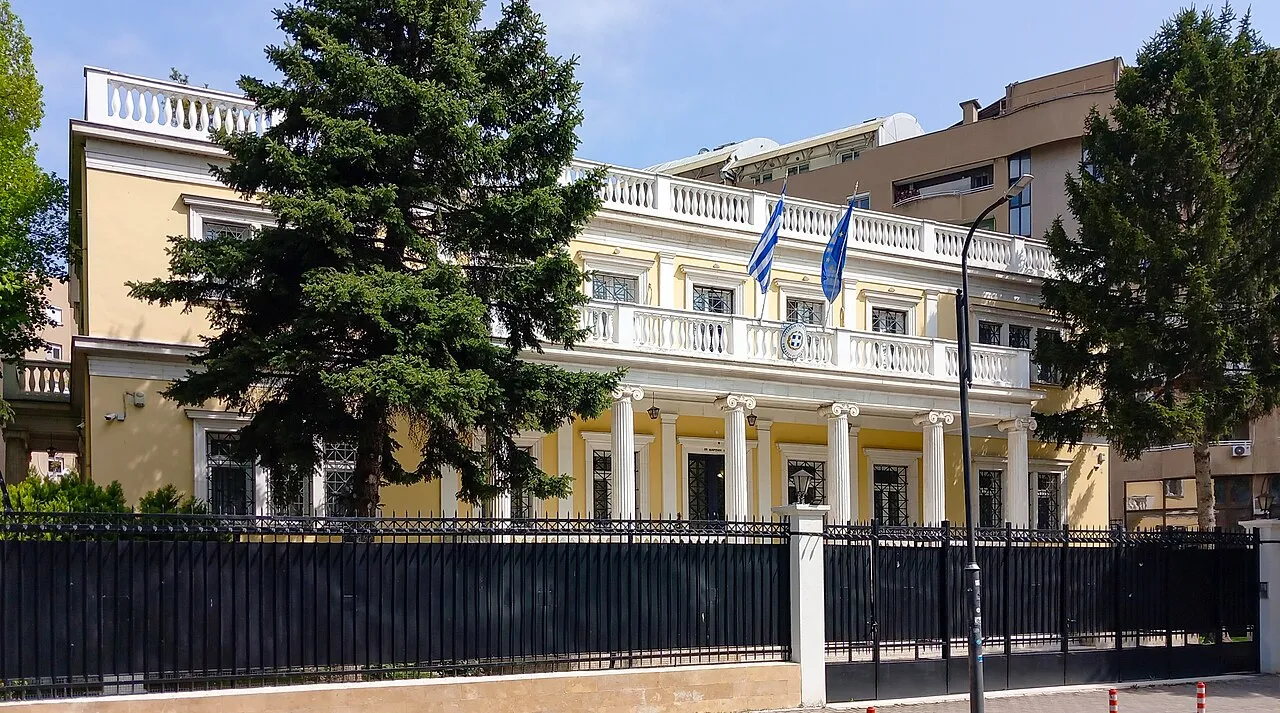 De Griekse ambassade in Skopje, die formeel protesteerde tegen het spandoek met de kaart van "Groot-Macedonië".