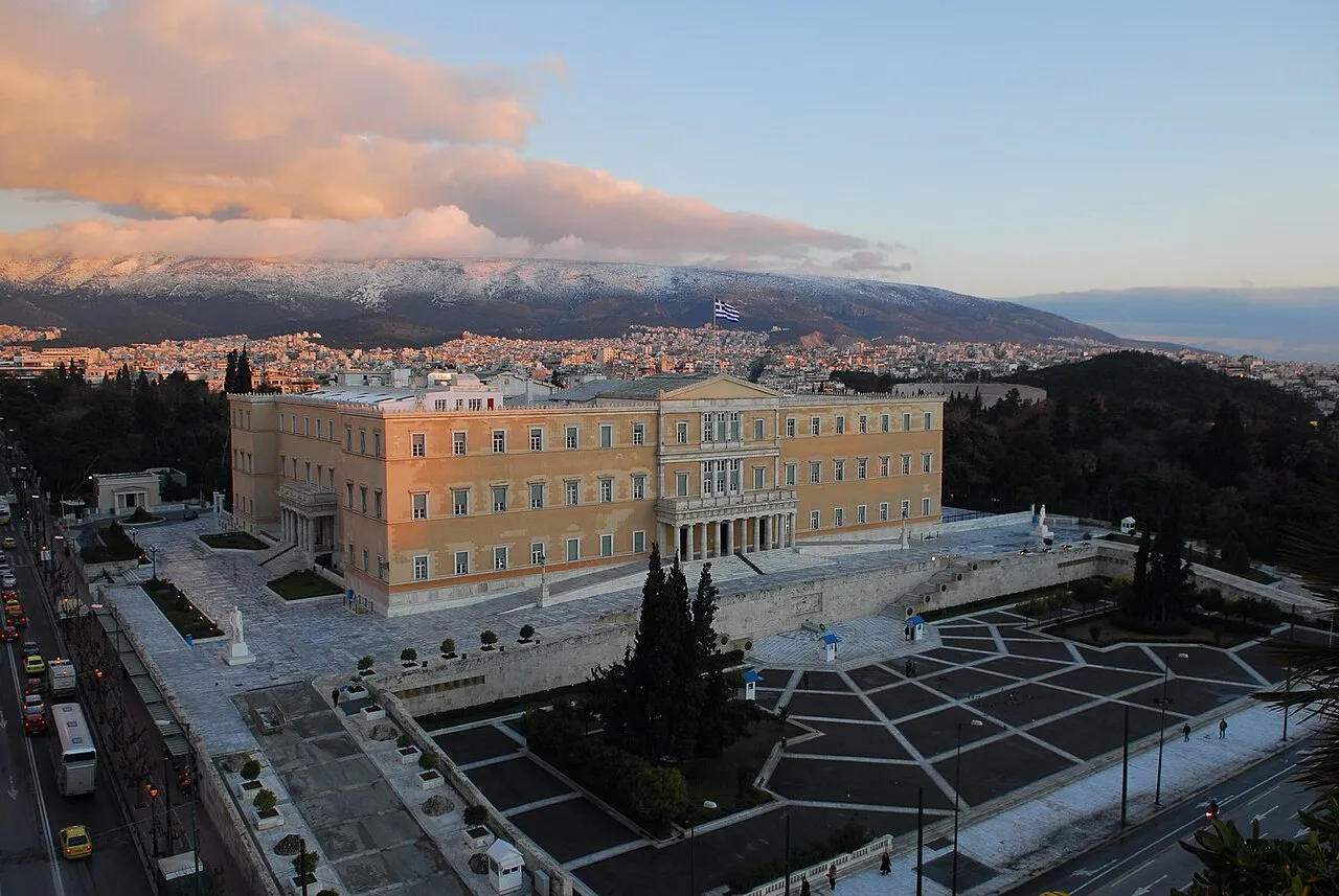 Het gebouw van het Griekse parlement in Athene, van bovenaf gezien.