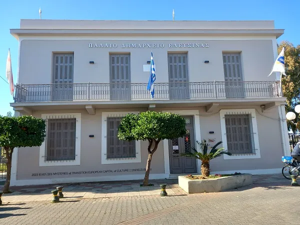 Het oude gemeentehuis van Elefsina, de stad bij Athene waar de messaanval plaatsvond.